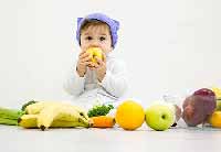 میوه خوردن نوزاد از چند ماهگی و با چه میوه هایی باید شروع شود؟