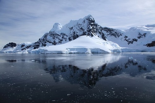 ميزان یخ در قطب جنوب  با سرعت وحشتناكي در حال كاهش است .